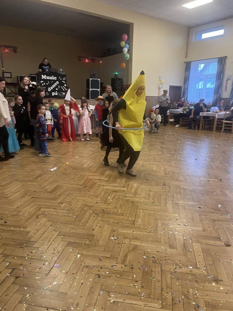 Karneval pro celou rodinu, který se uskutečnil v sobotu 28. března 2026 v Kulturním domě v Petrovicích I, proměnil sál v kouzelné místo plné barev, smíchu a radosti. Nechyběly nápadité masky, rozzářené dětské oči, veselé soutěže ani tanec, který spojil malé i velké.