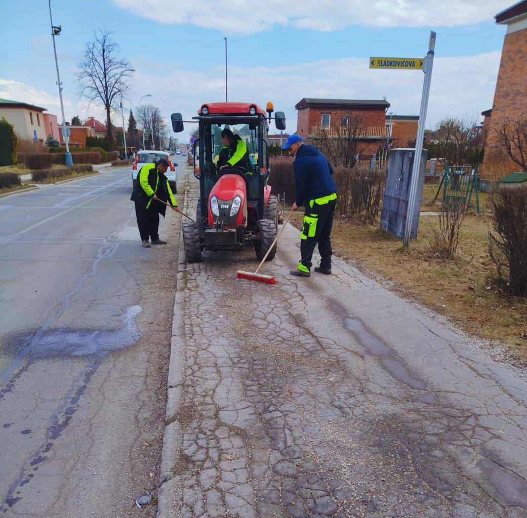 Technické služby mesta Svit sa systematicky venujú starostlivosti o verejné priestranstvá, údržbe zelene aj zlepšovaniu čistoty v uliciach, aby bolo naše mesto príjemným a upraveným miestom pre obyvateľov aj návštevníkov.