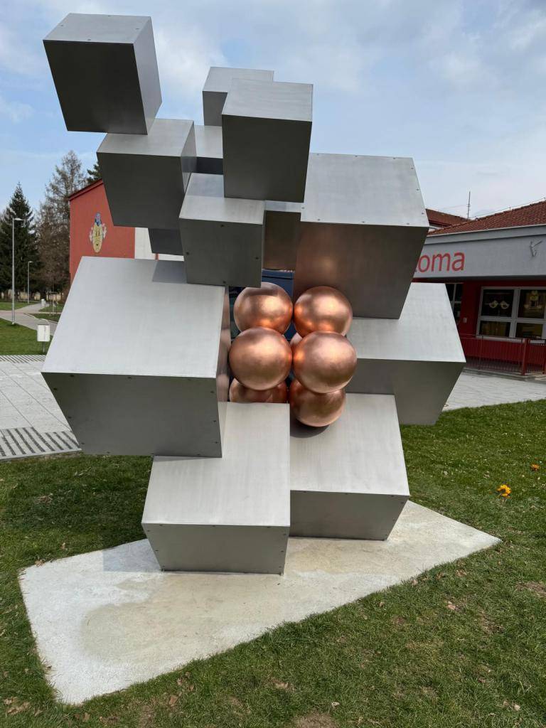 Do nově zrekonstruovaného předprostoru budovy ZŠ Npor. Loma Příbor se po dlouhé době vrátila zrestaurovaná plastika. Dnes bylo dokončeno náročné restaurování a umělecké dílo bylo opět osazeno na své původní místo.