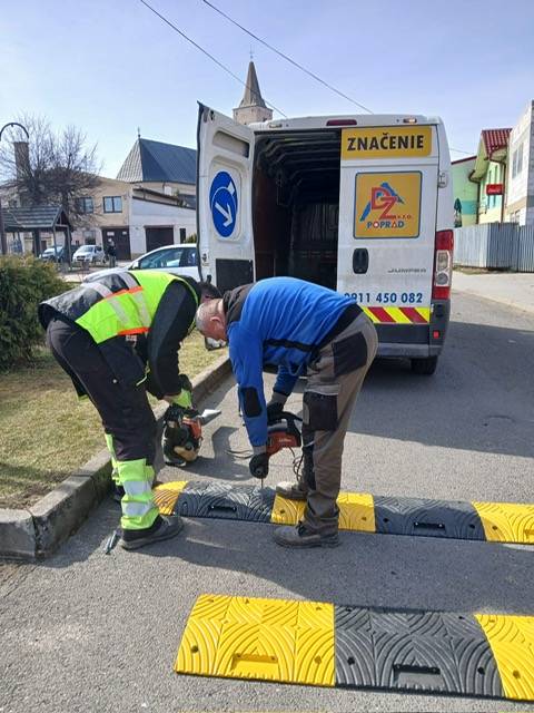 Za účelom zvýšenia bezpečnosti chodcov v centre obce boli v týchto dňoch na podnet obyvateľov ul. Farská na miestnej komunikácií nainštalované spomaľovacie prahy, ktoré spolu s doplneným zvislým dopravným značením pomôžu zabezpečiť dodržiavanie max. rýchlosti 30 km/h pre vozidlá v danej lokalite.