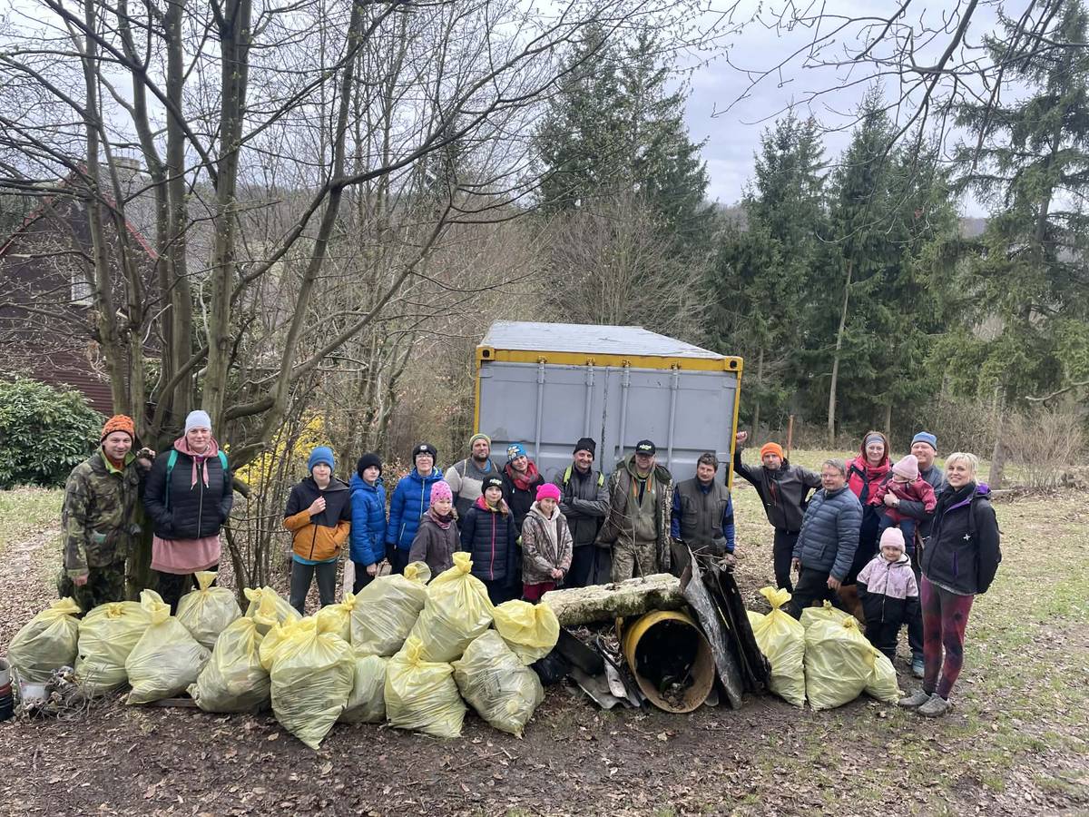 Děkujeme všem účastníkům dnešní akce Ukliďme Břestek. Podařilo se vyčistit kus lesa podél cesty na Chabaně a výrazně zmenšit starou skládku v chatařské oblasti. Zase tu máme o něco krásněji🌳🌲 Foto z akce zde