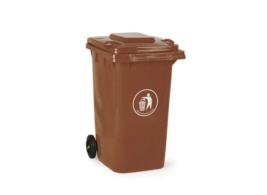 Město Železný Brod zřizuje od dubna tohoto roku na vybraných místech s vyšší koncentrací obyvatel (převážně bytové domy), hnědé nádoby na svoz bioodpadů. Ve městě a obcích byly v minulosti zapůjčovány kompostéry pro ukládání bioodpadů z domácností, které byly plánovány především pro rodinné domy, řadové a menší bytové domy. Aby se vyšlo vstříc i občanům bydlícím ve velkých bytových domech, zavádí se svoz bioodpadů v těchto lokalitách. Odpad bude ukládán do hnědých označených nádob o objemu 240 litrů, které budou umístěny na vybraných stanovištích tříděných odpadů. Svoz bude zajišťovat firma Severočeské komunální služby, s. r. o. v týdenních intervalech. Nutno zdůraznit, že se jedná o zkušební provoz a bude záležet především na vás, jak se k dané možnosti postavíte. To znamená především maximální využívání nádob a v neposlední řadě i kázeň při skladbě ukládaných bioodpadů. Z tohoto důvodu uvádíme, co do kontejneru patří a co ne. Co do BIO nádob patří: tráva, listí, plevel, piliny, zbytky rostlin, shrabky ze záhonů, zemina z květináče, odpad z řezu keřů i stromů, dřevní štěpka, květiny, zbytky ze zeleniny a ovoce, čajové sáčky, kávová sedlina, spadané ovoce, skořápky z vajec, odpad z kuchyně rostlinného původu atd. Co do BIO nádob nepatří: zbytky jídel (tzv. gastroodpad), jedlé oleje, prošlé pečivo, knedlíky, kosti, maso, kůže, uhynulá zvířata, exkrementy od zvířat, znečištěné piliny, obaly od potravin, plastové sáčky a obaly, kamení, cihly, beton a všechny další biologicky nerozložitelné odpady. Biologický odpad musí jít volně z nádoby vysypat, proto se při plnění odpad nesmí stlačovat či sešlapávat. Nádoba se nesmí přetěžovat, nelze jí naplnit hlínou či drny. Bioodpad se nesmí vhazovat do BIO nádob v plastových pytlích. Výsledným efektem tohoto projektu by mělo být snížení množství produkovaného směsného komunálního odpadu, který je a bude zatěžován vyššími poplatky. Především je naprosto zbytečné a nesprávné bioodpad ukládat na skládky, když z něho po zkompostování vznikne kvalitní zemina. Děkujeme, že třídíte! Eva Pavlatová, odbor životního prostředí