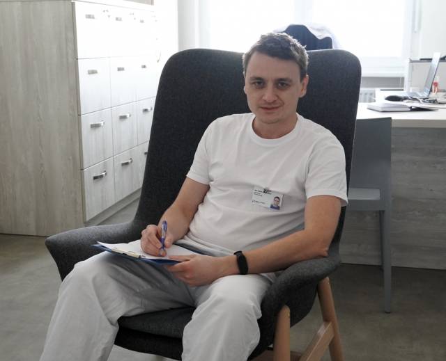 Psychický stav pacienta hraje v procesu léčby mnohem větší roli, než si mnozí stále připouštějí. Nemocnice AGEL Prostějov proto dlouhodobě posiluje dostupnost psychologické péče, která pomáhá pacientům zvládat nejen náročné životní situace spojené s nemocí, ale i každodenní psychické obtíže. Nemocniční psycholog Mgr. Martin Krososka přibližuje, s jakými problémy se ve své praxi nejčastěji setkává.                               Číst dál...