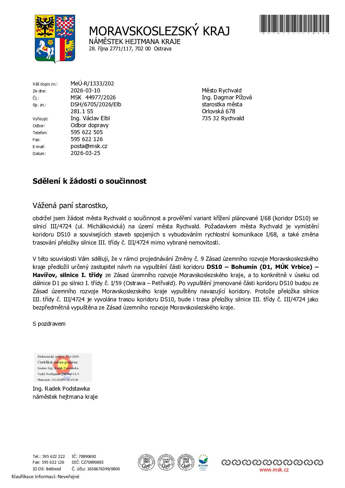 V návaznosti na časté dotazy občanů informujeme o aktuálním vývoji týkajícím se dopravního koridoru DS10, který se dlouhodobě dotýká území města Rychvald. Město Rychvald se dlouhodobě a aktivně zasazuje o jeho zrušení. V této věci byly v uplynulých letech podniknuty zejména následující kroky:  8. 2. 2023 – zaslání připomínek ke Zprávě o uplatňování Zásad územního rozvoje Moravskoslezského kraje s požadavkem na vypuštění koridoru územní rezervy pro přeložku silnice II/471 Bohumín – Rychvald – Radvanice a koridoru D15 Bohumín (D1, MÚK Vrbice) – Havířov 28. 3. 2023 – podpis dopisu „Připomínky ke Zprávě o uplatňování Politiky územního rozvoje ČR, po Aktualizaci č. 4“ 17. 2. 2025 – podání připomínek k návrhu Změny č. 11 Zásad územního rozvoje Moravskoslezského kraje 19. 8. 2025 – podání připomínek k návrhu Změny č. 9 Zásad územního rozvoje Moravskoslezského kraje (společné jednání) 2. 9. 2025 – opětovné podání připomínek k návrhu Změny č. 9 při veřejném projednání 10. 3. 2026 – zaslání písemné žádosti o pomoc a součinnost náměstkovi hejtmana kraje pro dopravu ve věci zrušení koridoru DS10  Na základě těchto aktivit se nyní podařilo dosáhnout významného posunu. Náměstek hejtmana Moravskoslezského kraje pro dopravu informoval, že v rámci projednávání Změny č. 9 Zásad územního rozvoje Moravskoslezského kraje byl předložen návrh na vypuštění části koridoru DS10 v úseku Bohumín (D1, MÚK Vrbice) – Havířov, a to v části vedoucí přes území města Rychvald. Současně má dojít i k vypuštění souvisejících staveb. V případě schválení tohoto návrhu dojde k:  odstranění navazujících koridorů, zrušení souvisejících staveb, otevření cesty k následnému vyřazení koridoru z územního plánu města Rychvald.  Tento krok představuje zásadní posun směrem k úplnému vypuštění koridoru DS10 z nadřazené územně plánovací dokumentace a je výsledkem dlouhodobého a systematického úsilí vedení města. Postup je potvrzen oficiálním sdělením Moravskoslezského kraje, které je k dispozici k nahlédnutí. Děkujeme všem občanům za podporu a zájem o dění ve městě.