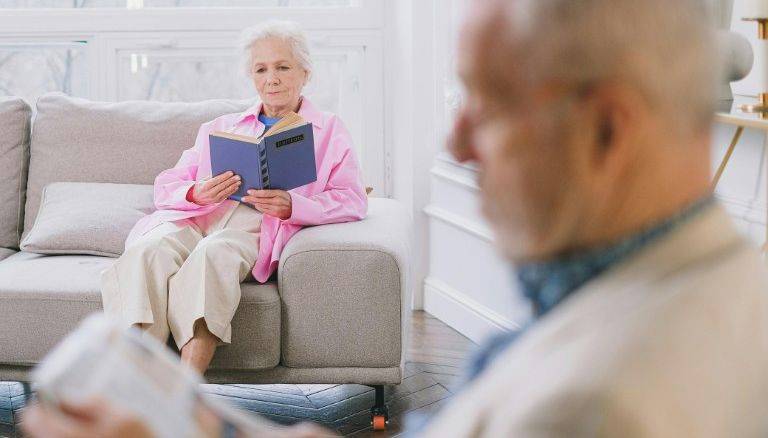 Zlín - Občané narození do 31. prosince 1935, kteří používají občanský průkaz vydaný do 30. června 2000 s uvedenou dobou platnosti „bez omezení“, by měli zpozornět. Platnost těchto starších dokladů totiž skončí 2. srpna 2026.