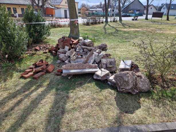 NABÍZÍME ZA ODVOZ  Materiál je k dispozici za odvoz v parčíku před obecním úřadem – jedná se o rozebrané cihly a beton. V průběhu příštího týdne bude zlikvidován.