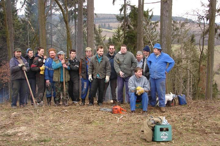 Pohledští hasiči se opět sešli v sobotu 2.2. 2008 od 8:00 v obecním lese, kde doklidili zbytky větví po ničivém orkánu Kyrill.