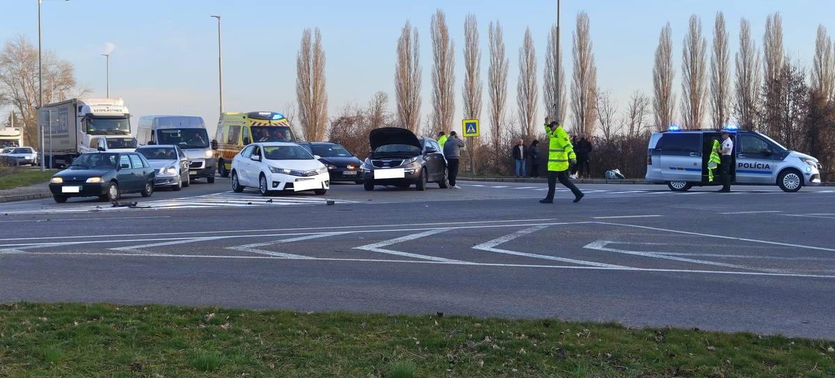 Na pracovnom stretnutí k Výjazdovému rokovaniu vlády v Močenku, dňa 10.3.2026 dohodol primátor mesta rokovanie na Ministerstve dopravy v pondelok 30.3.2026 o 14:00 hodine so štátnym tajomníkom Ing. Igorom Chomom, k dopravnej problematike okresu Levice. Hlavnou témou mesta Tlmače bude okružná križovatka, ktorá je dopravným uzlom celého regiónu, na ktorom dochádza k častým dopravným nehodám ( na úseku ciest I/76 a II/564) a nechránené železničné priecestie do areálu Priemstav. Stretnutia sa ďalej zúčastnia zástupcovia mesta Levice, obce Kalná nad Hronom, obce Malé Kozmálovce a ŽSR Zvolen. O výsledku Vás budeme informovať. Miroslav Kupči primátor mesta Tlmače   foto: posledná vážna dopravná nehoda z 27.2.2026 o 16:00