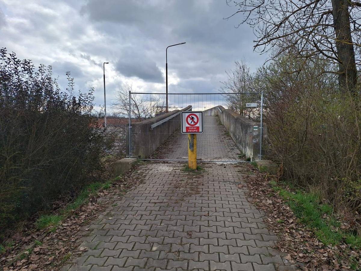Z rozhodnutí ŘSD jsou z důvodu nevyhovujícího stavu uzavřeny obě lávky přes dálnici D6.