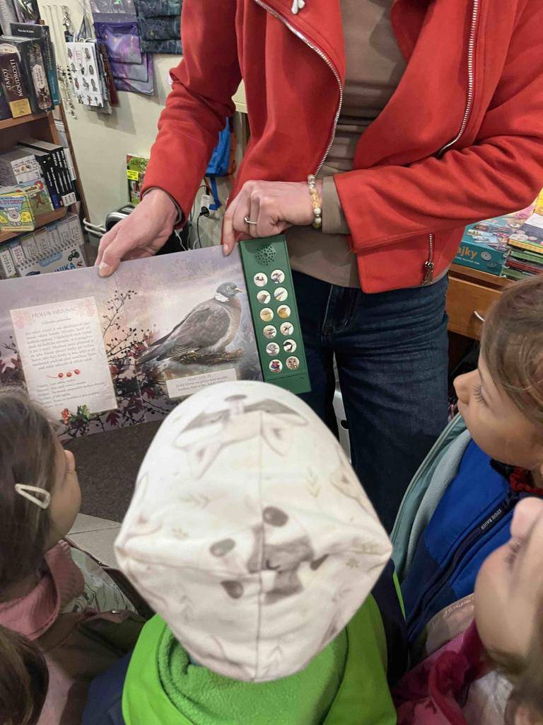 V rámci tématu "Březen měsíc knihy" jsme s dětmi navštívili knihkupectví v Hranicích. Děti měly možnost vidět knihy se svým oblíbeným tématem a paní prodavačka nám knihy ukázala. Děti si také prohlédly různé obrázkové knihy a byly velice nadšené.