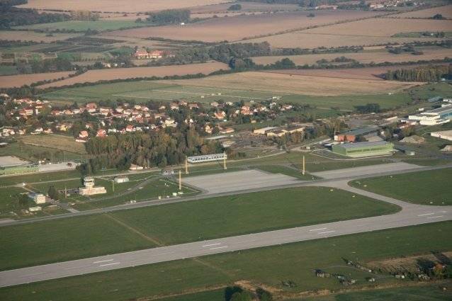 - Veškerá technika zajišťující stavbu se má dle zadávací dokumentace vyhnout obci Chotusice. - Jediný vjezd na stavbu bude z obchvatu Čáslavi u hřbitova. - Přímo u hřbitova bude fungovat myčka pro nákladní vozy, aby nedocházelo ke znečištění silnice I/38. POZOR - kolem hřbitova bude snížena rychlost na 70/50 km/h. - Vzniká pracovní skupina, která bude řešit otázky související s modernizací letištní infrastruktury. O dění na stavbě a případných změnách Vás budeme informovat.