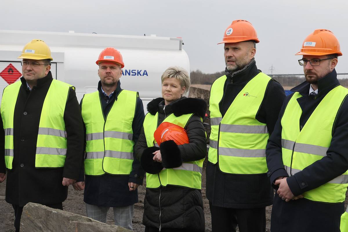 Slavnostním poklepáním základního kamene začala v pondělí 30. března 2026 největší městská investiční akce letošního roku v hodnotě 100 milionů korun. V Havířově-Prostřední Suché odstartovaly práce na dopravní a technické infrastruktuře v průmyslové zóně Burianovka, kde v budoucnu vznikne moderní třídička odpadů. Tento důležitý moment si nenechalo ujít vedení města, kraje i zástupci z řad zhotovitelů revitalizace.  Pozemky v lokalitě Burianovka jsou již po rekultivaci kalových nádrží mezi bývalými doly Dukla a František. Tyto pozemky jsou dle územního plánu určeny pro těžký průmysl. Lokalitu je možné dobře napojit na dopravní infrastrukturu s maximalizací odklonu dopravy z obytných oblastí. „Rozlohou a charakterem má lokalita potenciál budoucího rozvoje například v oblasti cirkulární ekonomiky a obnovitelných zdrojů energie. Naší snahou je na Burianovce vybudovat dopravní a technickou infrastrukturu a připravit tohle území pro investory. Navíc bude mít v zóně významnou roli i věda a výzkum v daných oblastech společně s edukačním parkem pro všechny věkové kategorie. První firmy by se měly v lokalitě objevit na přelomu let 2027 a 2028. Burianovka má obrovský potenciál stát se významným centrem ekonomického rozvoje našeho města. Díky této investici vytvoříme atraktivní prostředí pro firmy a zároveň přineseme nové pracovní příležitosti pro obyvatele Havířova,“ věří havířovská primátorka Iveta Kočí Palkovská. „V průmyslové zóně Burianovka by měly postupně vznikat projekty zaměřené především na zpracování a třídění odpadů,“ říká náměstek pro ekonomiku a správu majetku Jakub Chlopecký a pokračuje: „Protože legislativa po roce 2030 významně omezuje možnost skládkování, touto průmyslovou zónou se vyřeší zpracování odpadů pro více než 375 tisíc obyvatel Karvinska a Novojičínska. Lokalita zóny sice z leteckého snímku vypadá jako hezký rovný a travnatý povrch, ale je to území zatížené bývalou hornickou činností. Proto bude třeba investovat minimálně 100 milionů korun na vybudování cest, kanalizací, veřejného osvětlení, vodovodu… Tohle všechno musí firma Skanska vybudovat tak, aby byla zóna připravena pro budoucí investory.“  „Jsme rádi, že se můžeme podílet na projektu, který podpoří rozvoj Havířova a celého regionu. Výstavba infrastruktury v poddolovaném území je technicky náročná, proto volíme postupy a technologie, které zajistí rychlost, kvalitu a minimální dopad na okolí. Pokud na cestě k cíli nenarazíme na nepředvídatelné okolnosti, pak budeme usilovat o dokončení před smluvním termínem. Samozřejmostí je pro nás důraz na bezpečnost práce i minimalizace omezení okolí během stavby,“ říká obchodní ředitel Skanska Petr Čuba.