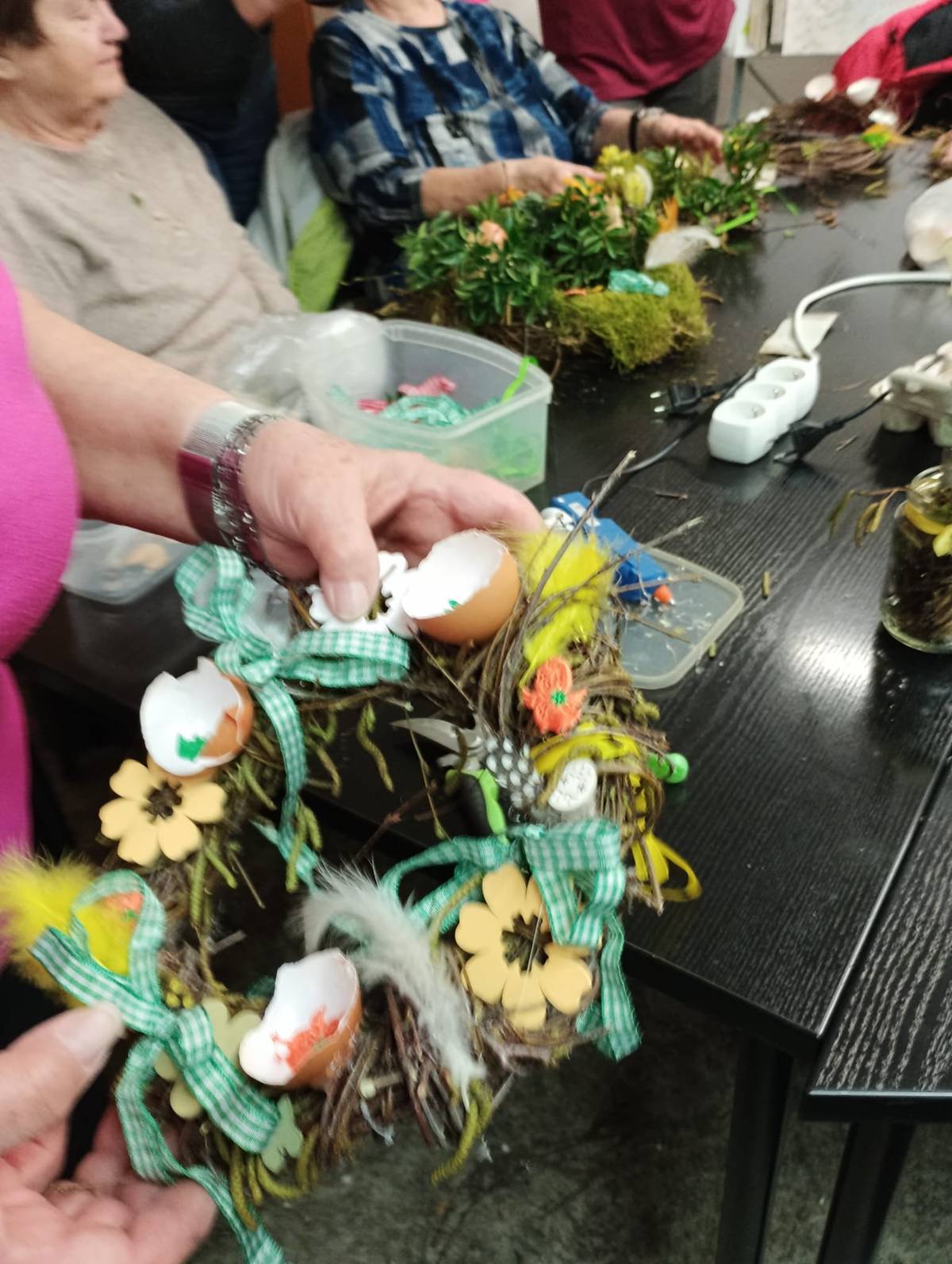 Přinášíme vám malý střípek ze včerejšího velikonočního tvoření našich šikovných seniorek, které se uskutečnilo na obecním úřadě.  Ve spolupráci s paní Menšíkovou vznikly krásné velikonoční dekorace, které si účastnice s radostí odnesly domů. Děkujeme všem, kdo se zapojili, a těší nás, že můžeme vytvářet prostor pro setkávání, kreativitu i milé chvíle.