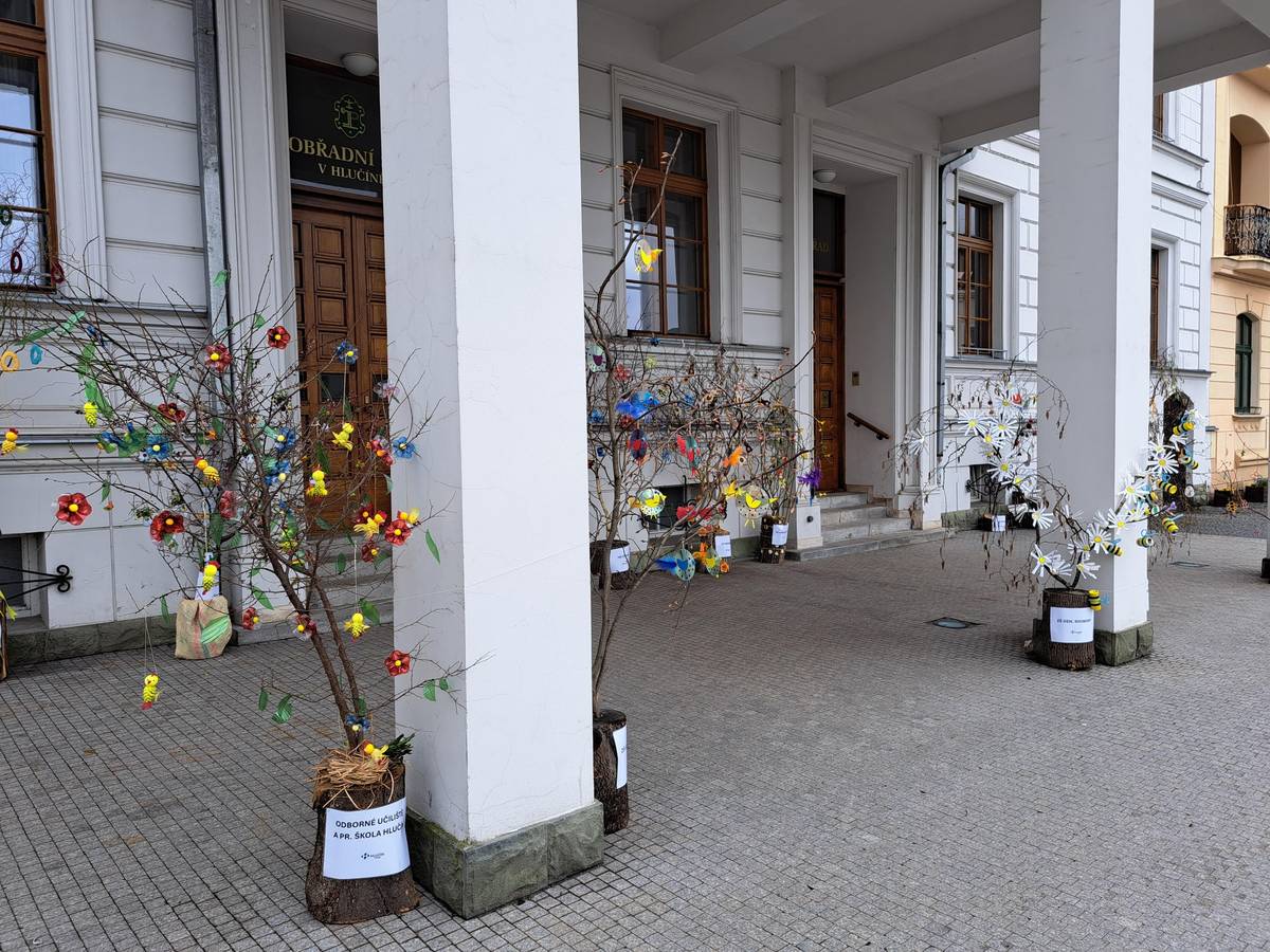 Do výstavy se zapojily všechny mateřské, základní i střední školy z Hlučína, Bobrovníků a Darkoviček. K vidění je pestrá přehlídka kreativních prací dětí, žáků a studentů, které odrážejí příchod jara, radost z tvoření i šikovnost mladých autorů. Přijďte se podívat, potěšit se krásnými dekoracemi a nasát příjemnou jarní atmosféru přímo v centru města. #hlucin #mestohlucin #vystava