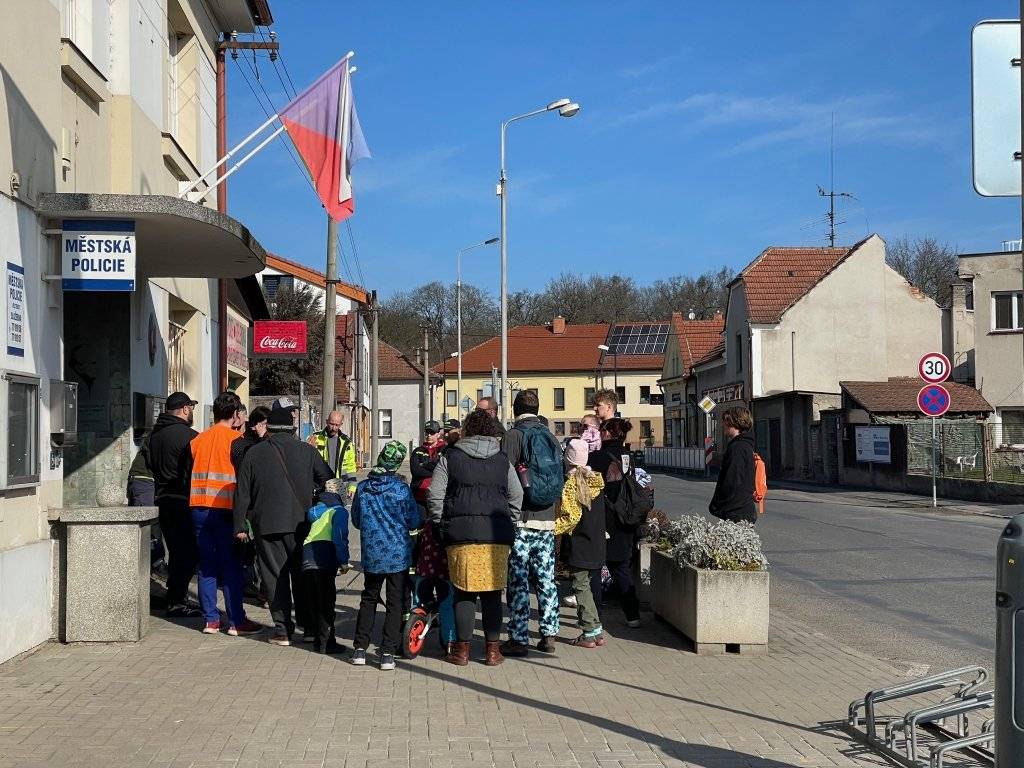 Děkujeme všem občanům, kteří se zapojili do letošní akce Ukliďme Česko a přispěli tak ke zlepšení prostředí v našem městě. Do úklidu se aktivně zapojilo přibližně 30 dobrovolníků, kterým není lhostejné, jak naše okolí vypadá. Během společné akce se podařilo uklidit řadu lokalit, přesto se vzhledem k rozsahu znečištění nepodařilo projít všechna plánovaná místa. Věříme, že se k nim vrátíme při některé z dalších příležitostí. Celkem bylo naplněno a svezeno 42 pytlů odpadu. Opakovaně se jako nejvíce znečištěná ukazuje oblast podél silnice II/101, kde se pravidelně objevuje odpad odhazovaný z projíždějících vozidel – nejčastěji PET lahve, plechovky či skleněné lahve. Výrazné znečištění se objevuje také podél cesty ke strachovské haldě nebo v okolí školy, kde se hromadí odpadky pohozené dětmi. Jako poděkování za vynaložené úsilí byl pro účastníky připraven společný oběd v komunitním centru. Ještě jednou děkujeme všem, kteří přiložili ruku k dílu. Velmi si vaší pomoci vážíme a věříme, že ohleduplným chováním můžeme společně přispět k čistějšímu prostředí pro nás všechny.