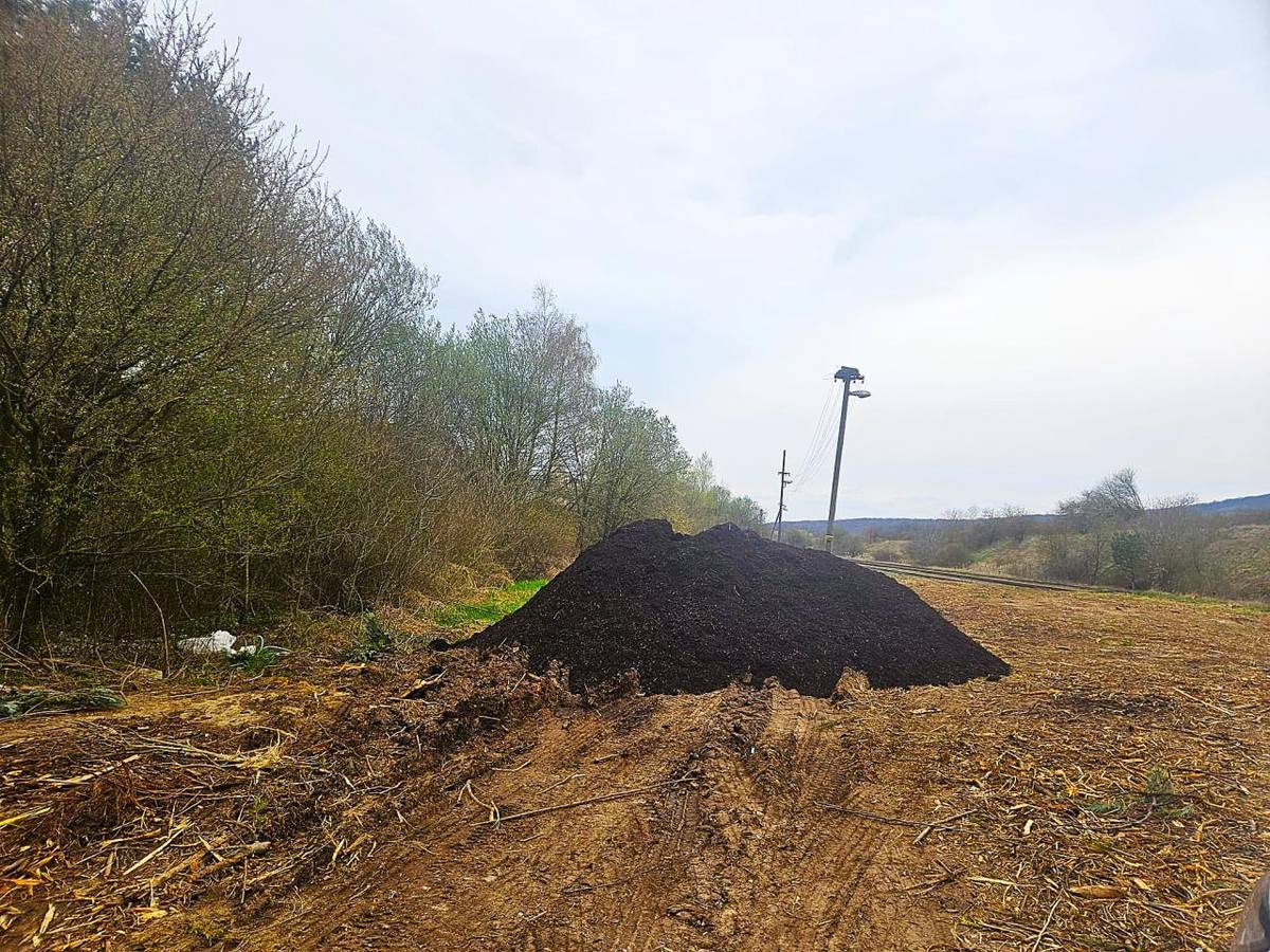 Vážení občania,   oznamujeme Vám, že na miestnom ZBERNOM DVORE máte možnosť bezplatného odberu kompostu. Odber je možný na zbernom dvore počas otváracích hodín:   PONDELOK: 14:00 – 16:00  SOBOTA: 8:00 – 12:00