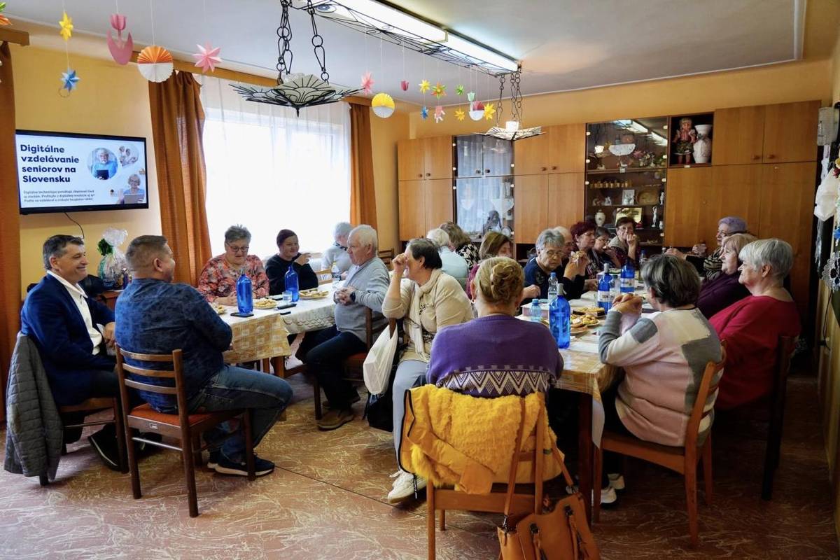 Členovia Klubu dôchodcov v Kolárove sa v uplynulých týždňoch zapojili do digitálneho vzdelávania, počas ktorého si v priebehu 5 týždňov osvojili základné digitálne zručnosti. Základná organizácia Jednoty dôchodcov Slovenska v Kolárove zároveň pripravila príjemné veľkonočné posedenie na terase.