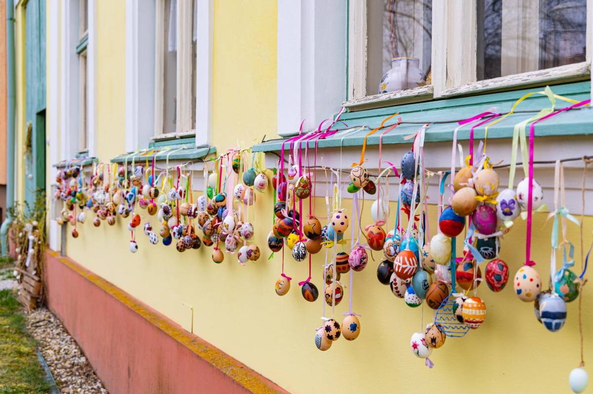 Děti z mateřské a základní školy opět připravily působivou velikonoční výzdobu kolem Hasoňovy chalupy. Více než tisíc kraslic, které děti vlastnoručně vyrobily, ozdobily a namalovaly, činí tuto výzdobu opravdu výjimečnou. Za jejich úsilí jim patří velké poděkování.