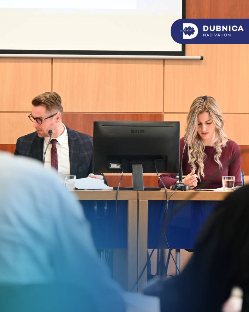 V poradí dvadsiate piate neplánované rokovanie Mestského zastupiteľstva v Dubnici nad Váhom, venované piatim bodom programu, viedol primátor mesta Peter Wolf. Zastupiteľstvo sa stretlo v piatok 13. marca 2026 s celkovým počtom 11 prítomných poslancov.