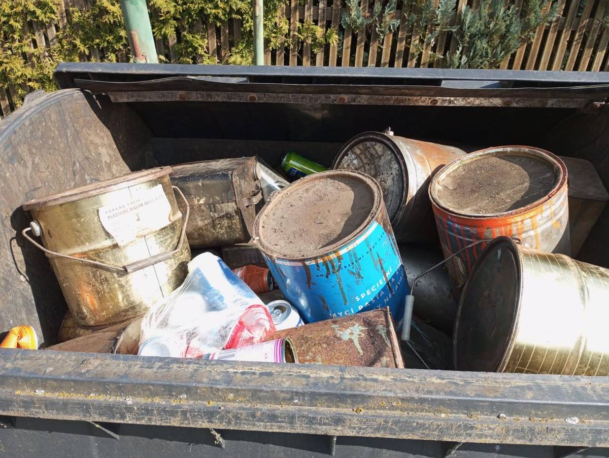 Svozová firma hlásí znečištění sběrné nádoby nebezpečným odpadem  a nachází se  u fotbalového hřiště Žichlice. Tato nádoba slouží k odložení plechovek. Obyvatelé jsou vyzýváni k ohleduplnosti a správnému třídění odpadů.