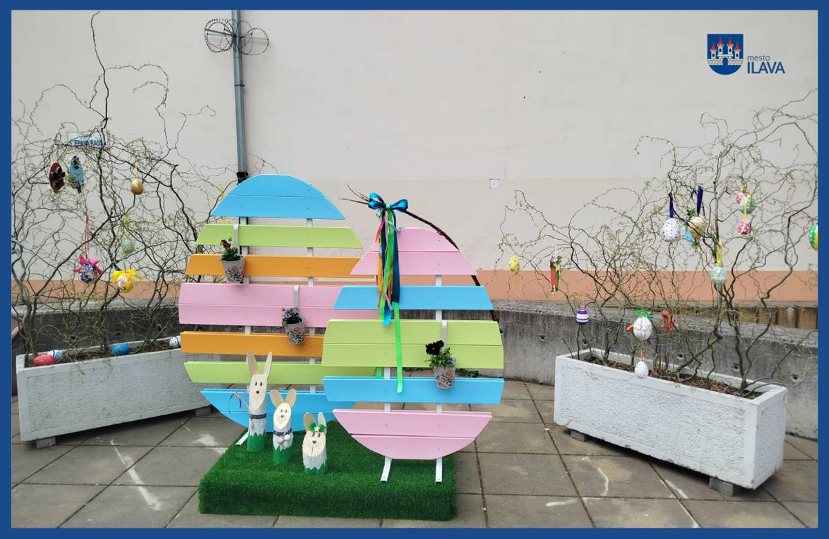 Centrum mesta zdobí veľkonočná výzdoba. Postarali sa o ňu pracovníci referátu kultúry, škôlkari i žiaci zo špeciálnej základnej školy.
