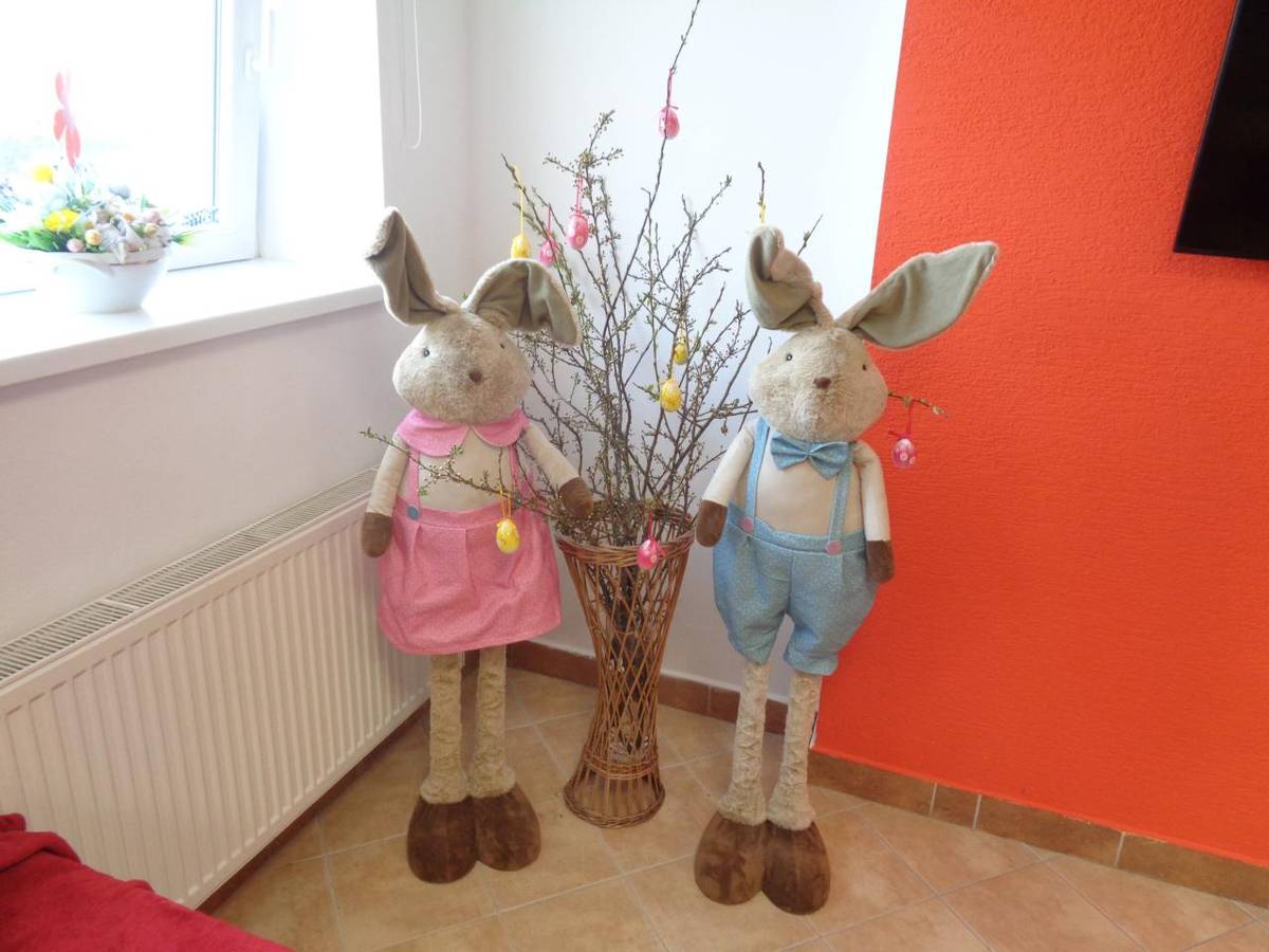 V našom zariadení vládne príjemná jarná- predveľkonočná atmosféra. Klienti sa zapojili do tvorivých aktivít zameraných na veľkonočné a jarné dekorácie. Pracovali s rôznymi materiálmi- farebný papier, lepidlo.