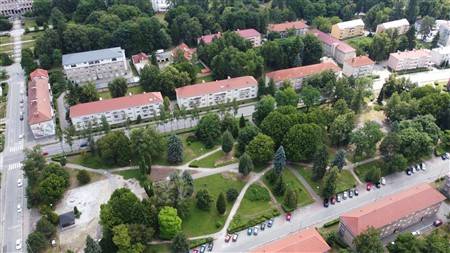 Po dočasnom prerušení spôsobenom nepriaznivými poveternostnými podmienkami sa dnes opätovne rozbiehajú práce na revitalizácii Hviezdoslavovho parku.