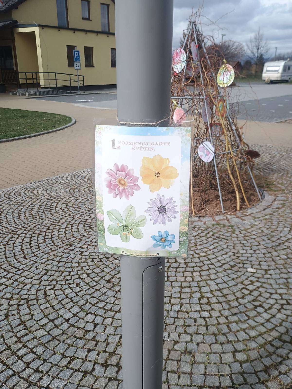 Paní učitelky s dětmi z obou našich mateřských školek letos opět připravily na náměstí zábavnou jarní stezku s patnácti úkoly. Po splnění úkolů si děti mohou vyzvednout malou odměnu před hlavním vstupem do obecního úřadu. Přejeme příjemnou zábavu.