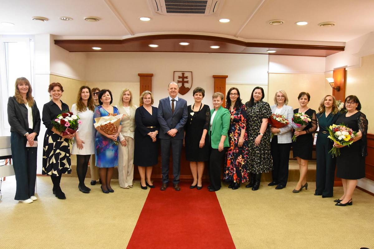 Pri príležitosti Dňa učiteľov pozval 31. marca 2026 primátor Richard Rybníček do sobášnej siene mestského úradu učiteľky z našich materských i základných škôl, vrátane Základnej umeleckej školy Karola Pádivého, aby im poďakoval, vyjadril úctu a ocenil ich kvalitnú prácu. Ocenenie náročnej práce s deťmi, ktorým svojou profesionalitou a ľudským prístupom učitelia otvárajú dvere k poznávaniu a pomáhajú im pri hľadaní [...]Čítať viac...