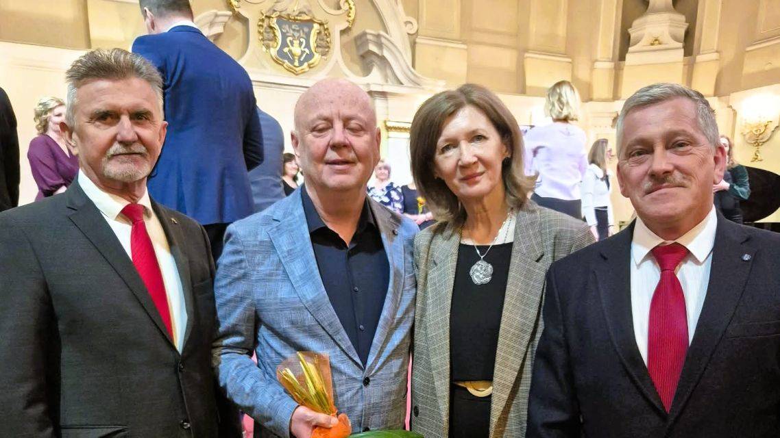 Pri príležitosti Dňa učiteľov sa v koncertnej sieni Reduty v Spišskej Novej Vsi uskutočnilo slávnostné oceňovanie pedagogických a nepedagogických pracovníkov škôl. Toto každoročné podujatie je poďakovaním všetkým, ktorí svojou každodennou prácou formujú vedomosti, hodnoty a budúcnosť detí i mladých ľudí.