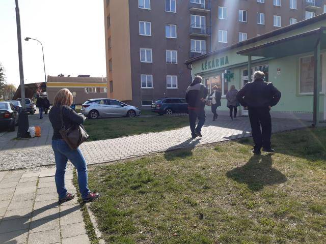 Na pondělí velikonoční, ve pondělí 6. dubna, budou obchody i lékárny sice zavřené, Přerované se ale ke svým akutně potřebným lékům přesto dostanou. Olomoucký kraj totiž ve spolupráci s lékárenskou komorou zajistil provoz pohotovostních lékáren. V Přerově bude od 9 do 13 hodin otevřena Lékárna MD, sídlící na adrese Bohuslava Němce 371/7a.