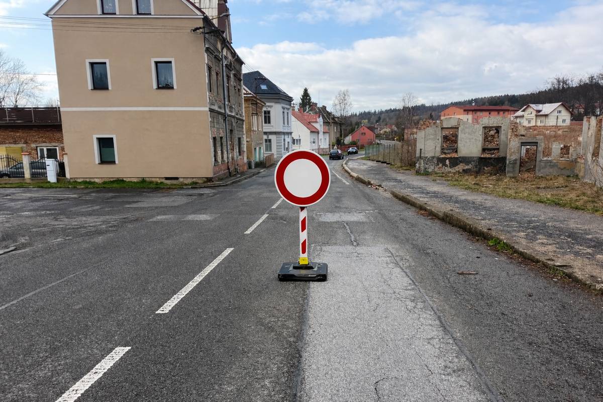 Vážení spoluobčané, na základě společného jednání se správcem komunikace a po kontrole aktuálního stavu propadlé komunikace bylo rozhodnuto o úplném uzavření dotčeného úseku komunikace na silnici II/291 v Novém Městě pod Smrkem v ulici Frýdlantská u č.p. 250, z důvodu zajištění opravy. Termín uzavření: 🗓️ od úterý 31. 3. 2026 od 8:00 hodin 🗓️ do čtvrtka 2. 4. 2026 (předpokládaný termín) Objízdná trasa bude vedena dle přiloženého plánku – Hajniště – Ludvíkov pod Smrkem – Nové Město pod Smrkem. Náhradní autobusové zastávky:  silnici č. III/29015, kde bude zřízeno náhradní stanoviště zastávky Nové Město p. Smrkem, Hajniště, požární zbrojnice (dopravce zajistí označník a doplní informace o havárii), dále po trase: sil. č. III/29011 – Husova – Mírové náměstí – Švermova – Vaňkova a zpět (dle tras jednotlivých dotčených linek).  Omezení autobusových zastávek: Po dobu havárie nebudou obsluhovány tyto zastávky:  ❌ Nové Město p. Smrkem, Hajniště, pož. zbroj. → náhrada: náhradní stanoviště na sil. č. III/29015 ❌ Nové Město p. Smrkem, Na Výsluní → bez náhrady ❌ Nové Město p. Smrkem, Hajniště, č. 70 → bez náhrady  Prosíme všechny občany o zvýšenou opatrnost v dané lokalitě a respektování dopravního značení. Děkuji za pochopení a trpělivost při řešení této mimořádné situace. 👉 Zároveň Vás prosím o předání této informace členům rodiny a blízkým, kteří nevyužívají sociální sítě, a o její sdílení. Starosta