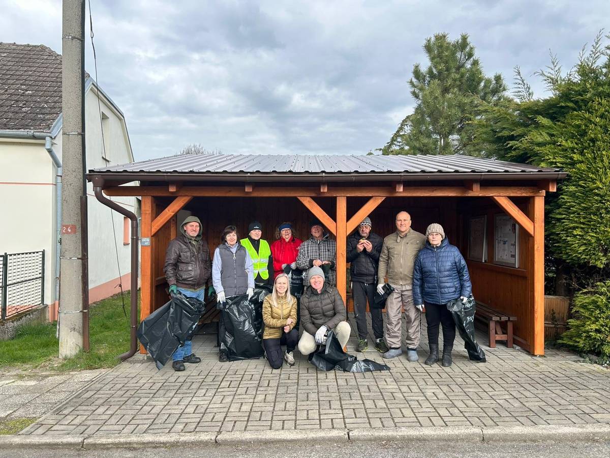 V rámci akce Ukliďme Česko se v sobotu 28. března zapojily dobrovolnici z Lišic a Lišiček a jako každý rok vyčistily okolí silnic. Jménem obecního zastupitelstva Vám děkuji za dosavadní spolupráci a těšíme se na další společné aktivity  v naší krásné a klidné obci.  Milan Janouch                                                Tomáš Černý mistostarosta                                                   starosta