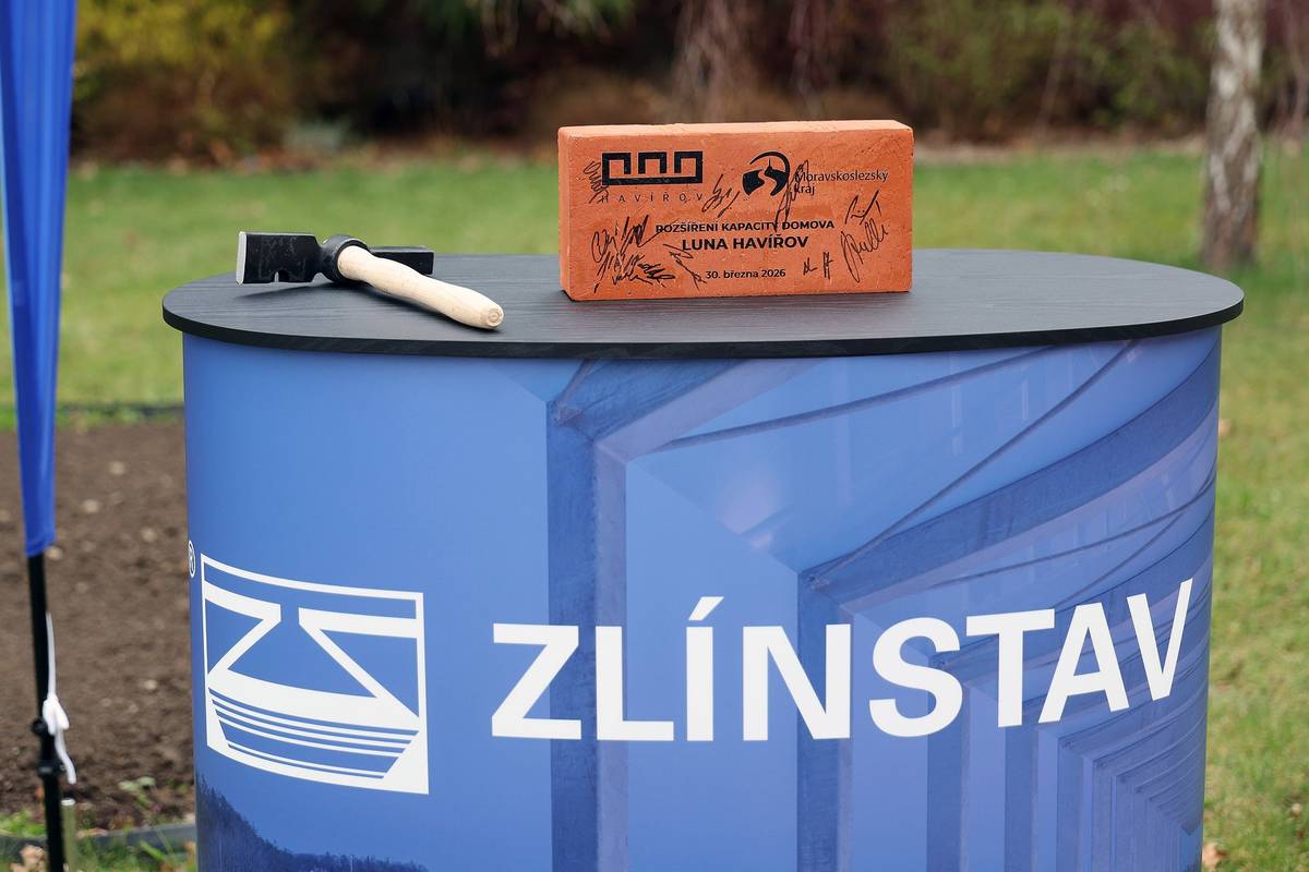 Město Havířov v pondělí 30. března 2026 symbolickým poklepáním na základní cihlu zahájilo rekonstrukci Domova seniorů Luna v části města Šumbark, která přinese modernizaci zázemí a zkvalitnění péče o klienty. Projekt je realizován ve spolupráci s Moravskoslezským krajem, který se na něm finančně podílí. Slavnostního aktu se zúčastnilo jak vedení města, tak Moravskoslezského kraje.  Rekonstrukce má zlepšit podmínky pro klienty i zaměstnance zařízení, přizpůsobit objekt současným standardům sociálních služeb, a také významně posílit kapacitní možnosti zařízení. Plánované úpravy zahrnují modernizaci pokojů, společných prostor i technického vybavení. Důraz bude kladen také na bezbariérovost, bezpečnost a energetické úspory. „Naším cílem je zajistit seniorům důstojné a komfortní prostředí odpovídající dnešním nárokům. Díky spolupráci s Moravskoslezským krajem můžeme realizovat projekt, který by byl pro město samotné jen obtížně dosažitelný. Odhadované náklady jsou ve výši 830 milionů korun. Město do tohoto projektu investuje částku zhruba 430 milionů korun, kraj přispěje ze svého rozpočtu 400 milionů korun. Dokončení stavby plánujeme na rok 2033,“ uvedla primátorka Havířova Iveta Kočí Palkovská. V minulém roce žilo v Moravskoslezském kraji zhruba 56 tisíc osob starších 80 let. Podle predikcí se tato skupina do roku 2035 zvětší na 89 tisíc lidí. „Tyto propočty nás nesmí nechat v klidu. Populace stárne, demografická křivka jasně ukazuje, že počet seniorů narůstá alarmujícím způsobem. Naší prioritou je napomoci tomu, aby mohli lidé co nejdéle zůstat doma, třeba s podporou terénních sociálních služeb. Přesto je jasné, že bude stále narůstat potřeba nových kapacit pro ty, kteří jsou už nemohoucí a potřebují nepřetržitou péči. Proto Moravskoslezský kraj neustále navyšuje kapacity sociálních služeb a je skvělé, že stejně postupují i města,“ řekl hejtman Moravskoslezského kraje Josef Bělica. „Rekonstrukce bude probíhat postupně tak, aby byl zachován provoz zařízení a minimalizován dopad na jeho klienty. Nepůjde však pouze o rekonstrukci, ale ke stávající budově se přistaví objekt nový, který významně navýší kapacitu. Aktuálně středisko Luna nabízí v domově seniorů 184 míst, díky našemu společnému projektu jich přibude dalších 70. Domov seniorů Luna v Havířově patří mezi klíčová zařízení sociální péče ve městě a jeho modernizace představuje důležitý krok k dalšímu rozvoji služeb pro seniory v celém regionu,“ uzavřela náměstkyně primátorky Havířova pro sociální oblast Alena Olšoková.