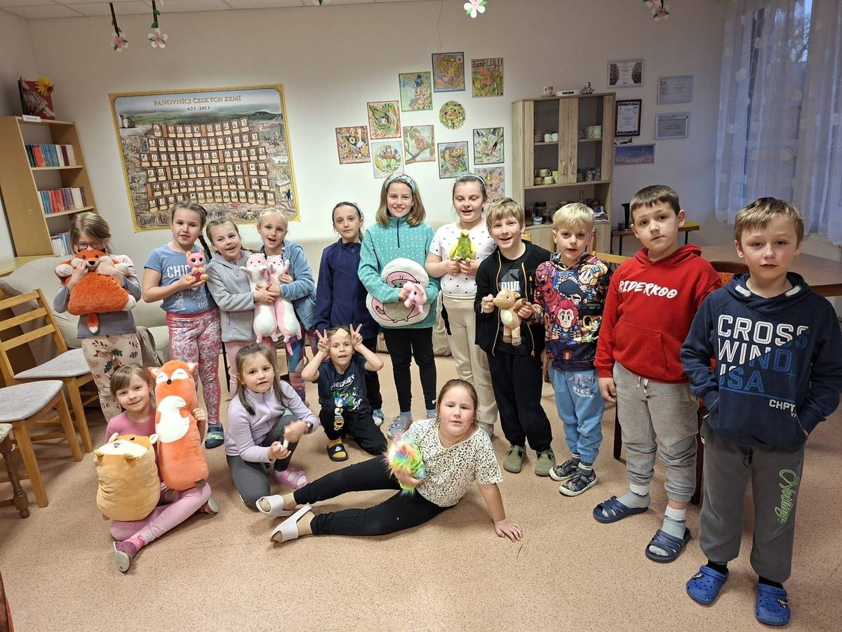 V pátek se naše obec připojila k celorepublikové akci Noc s Andersenem, která je každoročně věnována podpoře dětského čtenářství a připomínce odkazu slavného dánského spisovatele Hanse Christiana Andersena. Do knihovny dorazilo 17 nadšených dětí, které čekal večer plný pohádek, dobrodružství a překvapení. Po úvodním představení sama sebe se děti zapojily do seznámení Cesty knihy (postupné vysvětlení jaké profese jsou potřeba než se "narodí" kniha). Velkým zpestřením programu byla návštěva samotného krále Karla IV., který dorazil v rytířském oděvu a děti poutavě seznámil se svým životem i dobou, ve které vládl. Děti měly jedinečnou možnost dozvědět se zajímavosti z historie zábavnou a srozumitelnou formou. Následně děti pracovaly ve skupinkách a plnily úkoly zaměřené právě na tuto významnou historickou osobnost. Součástí aktivit bylo také výtvarné tvoření – děti kreslily motivy spojené s Karlem IV., jako jsou korunovační klenoty, hrad Karlštejn nebo lázeňské město Karlovy Vary. Kromě toho si děti vyzkoušely i rukodělnou činnost a vyrobily si velikonoční zápichy, které si odnesly domů jako milou památku. Velký zájem vzbudila také časosběrná schránka, do které děti psaly své vzkazy. Ty budou znovu otevřeny dne 7. 7. 2037, což pro mnohé bude představovat krásný a trochu tajemný návrat do  vzpomínek. Nechybělo ani malé občerstvení a společné povídání, při kterém děti sdílely své oblíbené knihy a příběhy. Pro mnohé z nich byla noc strávená mezi kamarády a knihami nezapomenutelným dobrodružstvím. Program byl zakončen společným čtením známých Andersenových pohádek, mezi nimiž nechyběla například Malá mořská víla. Akce se velmi vydařila a děkujeme všem organizátorům i dobrovolníkům, kteří se podíleli na její přípravě. Velké poděkování patří také rodičům za důvěru. Věříme, že si děti odnesly nejen krásné zážitky, ale i chuť číst a objevovat další příběhy. Těšíme se na příští ročník této oblíbené akce!                                                                                                                                                         Irena Fejtková a Hana Ševčíková