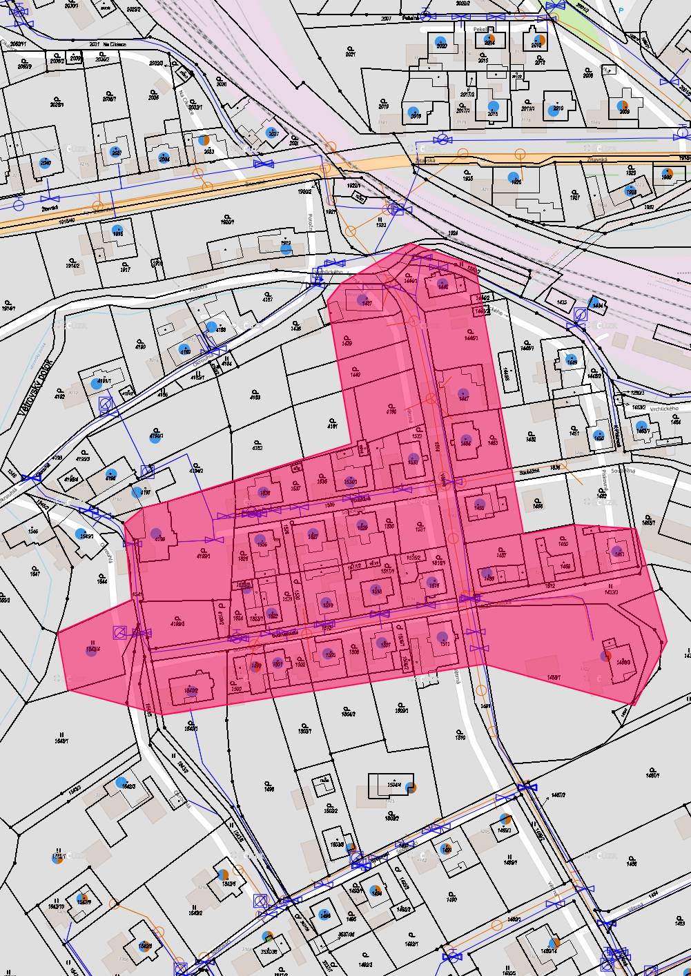 Zítra, 1. 4. 2026, dojde z důvodu přepojení stávajících vodovodních přípojek na nový vodovodní řad k dočasnému přerušení dodávky pitné vody ve Frýdlantu. 📍 Omezení se týká: ulic Větrná, Souběžná, Budovatelská a části ulic Okrouhlá a K Pískovně (dle vyznačeného polygonu). ⏰ Předpokládaný čas: 8:00–14:00 (po dobu nezbytně nutnou) Dotčení odběratelé byli informováni prostřednictvím SMS. Po dokončení prací proběhne odkalení vodovodních řadů. Doporučujeme proto následně odpustit vodu z vnitřních rozvodů a přípojek. 🙏 Omlouváme se za případné komplikace a děkujeme za pochopení.   Frýdlantská vodárenská společnost, a.s.