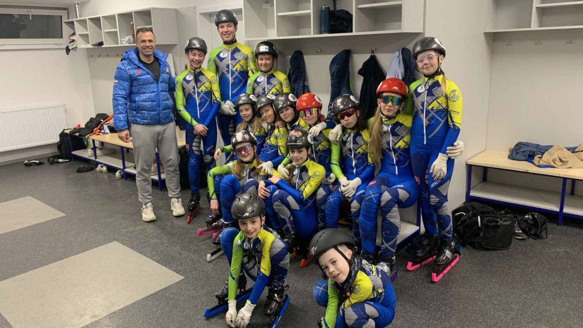 Markušovce pokračujú v podpore talentovaných športovcov, ktorí dosahujú výborné výsledky a úspešne reprezentujú svoj klub, región aj našu obec. Na poslednom zasadnutí obecného zastupiteľstva poslanci schválili dotáciu pre ŠPORTOVÝ KLUB Short track Spišská Nová Ves, v ktorom športujú aj deti z Markušoviec.