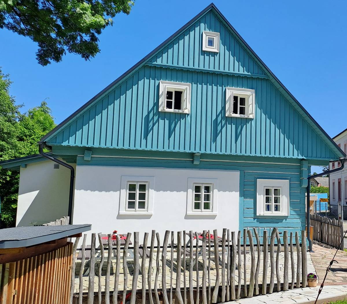 Muzeum lyžování a Muzejní kavárna čp. 1 Dolní Branná vás srdečně zvou k návštěvě. Otevírací doba muzea během Velikonoc: • Velký pátek 3. 4. a Bílá sobota: 4. 4.  9:00 - 11:00, 13:00 - 17:00. Muzejní kavárna čp. 1 má tento týden otevřeno: • Zelený čtvrtek – 16:00–20:00 • Velký pátek – 14:00–20:00 • Bílá sobota – 14:00–20:00 • Velikonoční neděle – 14:00–20:00 Těšit se můžete na velikonoční speciality, mezi které patří točené zelené pivo Krasličák Lobkowicz nebo zákusky z cukrárny z Roztok. Těšíme se na vaši návštěvu!