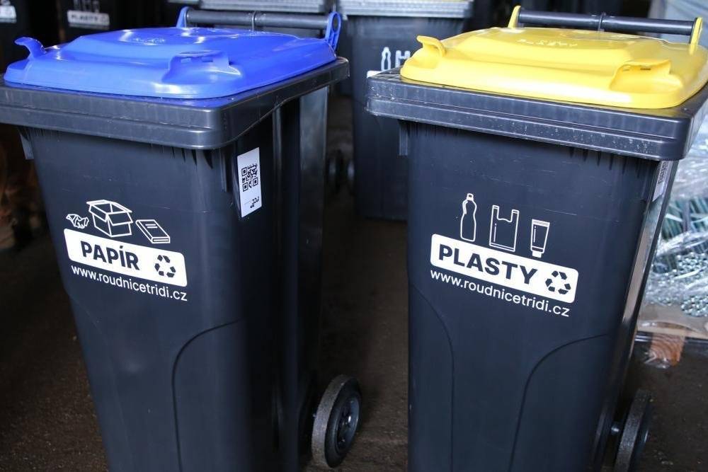 Dnes probíhá svoz nádob na tříděný odpad systému door-to-door. Z technických důvodů však služba dorazí až po 12:00. (běžně 6:00 ráno) Děkujeme za pochopení.