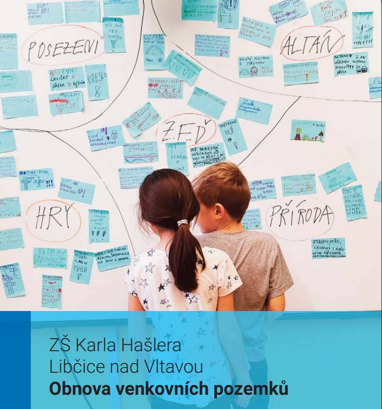 Zítra, v úterý 31. března 2026 bude od 8:30 hod uzavřen žákovský vstup do ZŠ Karla Hašlera z důvodu úprav školního dvora. Ranní vstup do školy je bez omezení. Vstupní branka a žákovský vchod bude uzamčen v 8:30 hod.  V úterý 31. března po 8:30 hod budou žáci odcházet ze školy vstupem na školní hřiště a zadní brankou. Pokud budete potřebovat vyzvednout své dítě, nebo pokud přijde žák do školy po 8:30 hod, zvoňte prosím na zvonek Kancelář u učitelského vchodu (z ulice 5. Května). A co tam vznikne?  Víme, že současná podoba tohoto místa dětem nevyhovuje – nezdržují se tu rády a chybí jim prostor, kde by mohly jen tak být, odpočívat nebo si hrát. Právě proto nás čeká zítřejší kácení tří stromů, díky kterému se prostor otevře a vznikne zde místo pro nový altán s posezením. Ten vzešel přímo z přání dětí i rodičů a stane se přirozeným centrem celého vstupu. Do konce školního roku budeme prostor dále připravovat tak, aby na něj mohli v létě navázat zahradníci. Upravíme záhony a přidáme kromě altánu také další místa k posezení i odpočinku. Naším cílem je vytvořit vstupní prostor, který bude nejen hezký a reprezentativní, ale hlavně živý – místo, kde se bude dobře čekat, potkávat, učit i odpočívat. Projekt vznikl participací se samotnými žáky. Více o projektu:   https://www.libcice.cz/mestsky-urad/projekty-2/projekty-v-priprave/zs-karla-haslera-libcice-nad-vltavou-obnova-venkovnich-pozemku-1481cs.html