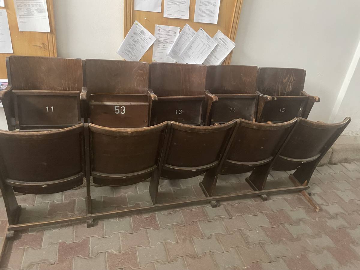 Vážení občané,  v průjezdu Křivsoudov č.p. 1 jsou volně k odebrání dvě kino lavice.  Stav: použité, ale funkční V případě zájmu si je můžete kdykoli vyzvednout.  Průjezd je odemčen od 7:00 do 20:00 hod. S pozdravem  ÚM Křivsoudov