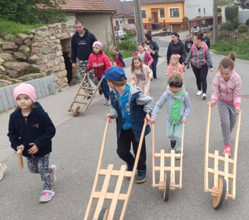 Sraz všech hrkačů bude vždy u kapličky, a to v následujících časech.  Na Zelený čtvrtek 2. dubna v 18:00 hodin.  Na Velký pátek 3. dubna v 7:00 ráno, ve 12:00 v poledne a večer v 18:00 hodin.  Na Bílou sobotu 4. dubna naposledy v 7:00 ráno a ve 12:00 v poledne.