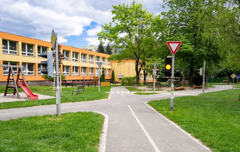 ➡️ V průběhu dubna a května budou otevřena vybraná sportoviště v areálech mateřských a základních škol. Děti i dospělí si zde mohou užít sport v bezpečném a udržovaném prostředí. Termíny zpřístupnění veřejných hřišť ✔ MŠ, nám. B. Němcové 664 | 📅 1. 4. 2026 – 31. 10. 2026  ✔ MŠ, Ukrajinská 1530–1531 | 📅 1. 4. 2026 – 31. 10. 2026  ✔ MŠ, V. Makovského 4429 | 📅 1. 4. 2026 – 31. 10. 2026  ✔ ZŠ, Ukrajinská 1533 | 📅 1. 4. 2026 – 31. 10. 2026  ✔ ZŠ, J. Valčíka 4411 | 📅 1. 4. 2026 – 31. 10. 2026  ✔ ZŠ, Porubská 832 | 📅 3. 4. 2026 – 31. 10. 2026  ✔ ZŠ, Bulharská 1532 | 📅 3. 4. 2026 – 31. 10. 2026  ✔ ZŠ, Komenského 668 | 📅 13. 4. 2025 – 18. 10. 2025 ✔ ZŠ, A. Hrdličky 1638 | 📅 1. 5. 2026 – 31. 10. 2026      🛹 skatepark, K. Pokorného | 📅 1. 4. 2026 – 30. 11. 2026 Bližší informace o provozu jednotlivých hřišť jsou uvedeny na webových stránkách příslušných vzdělávacích institucí. Hřiště u mateřské školy na Ukrajinské ulici. Foto: Jiří Birke