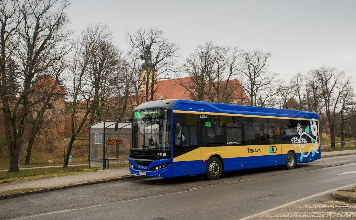 Od stredy 1. apríla 2026 vstúpia do platnosti viaceré úpravy v mestskej autobusovej doprave. Zmeny sa dotknú liniek 2, 3, 5, 6 a 8. Počas školského roka pribudne na linke 2 nový spoj zo Železničnej stanice na Vozovku s odchodom o 14.52 h. Na linkách 3, 5 a 6 sa menia niektoré zastávky aj jazdné časy a na linkách 3, 5 a 6 pribudne aj nová zastávka J. G. Tajovského B. Na linke 8 sa zastávka Modranka, pošta premenúva na Modranka, cintorín. Všetky informácie vrátane cestovných poriadkov nájdete v tomto článku.