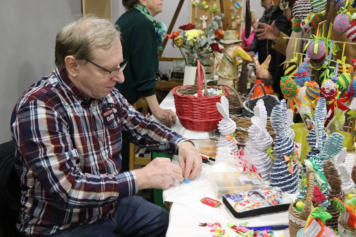 Přehlídka lidové tvořivosti na téma svátků jara je opět pestrá. Na vlastní oči se můžete přesvědčit v prostorách kulturního domu, kde ode dneška do středy probíhá Velikonoční trh.  Najdete tam všechno, co k Velikonocům patří od kraslic přes pomlázky až po jarní dekorace. Nechybí něco na zub, například sušené plody ze zahrádky, ...