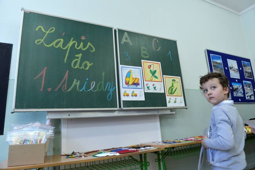 Dôležitou zmenou pre rodičov budúcich prvákov je spôsob podania prihlášky na základnú školu. Od 1. apríla 2026 to urobia cez ePrihlášky. Podať je možné len jednu prihlášku, do ktorej uvediete preferované poradie škôl. Za podpis sa považuje aj vyjadrenie súhlasu v elektronickej podobe v systéme ePrihlášky. Ak nemáte možnosť podať prihlášku elektronicky, môžete ju podať aj [...]Čítať viac...