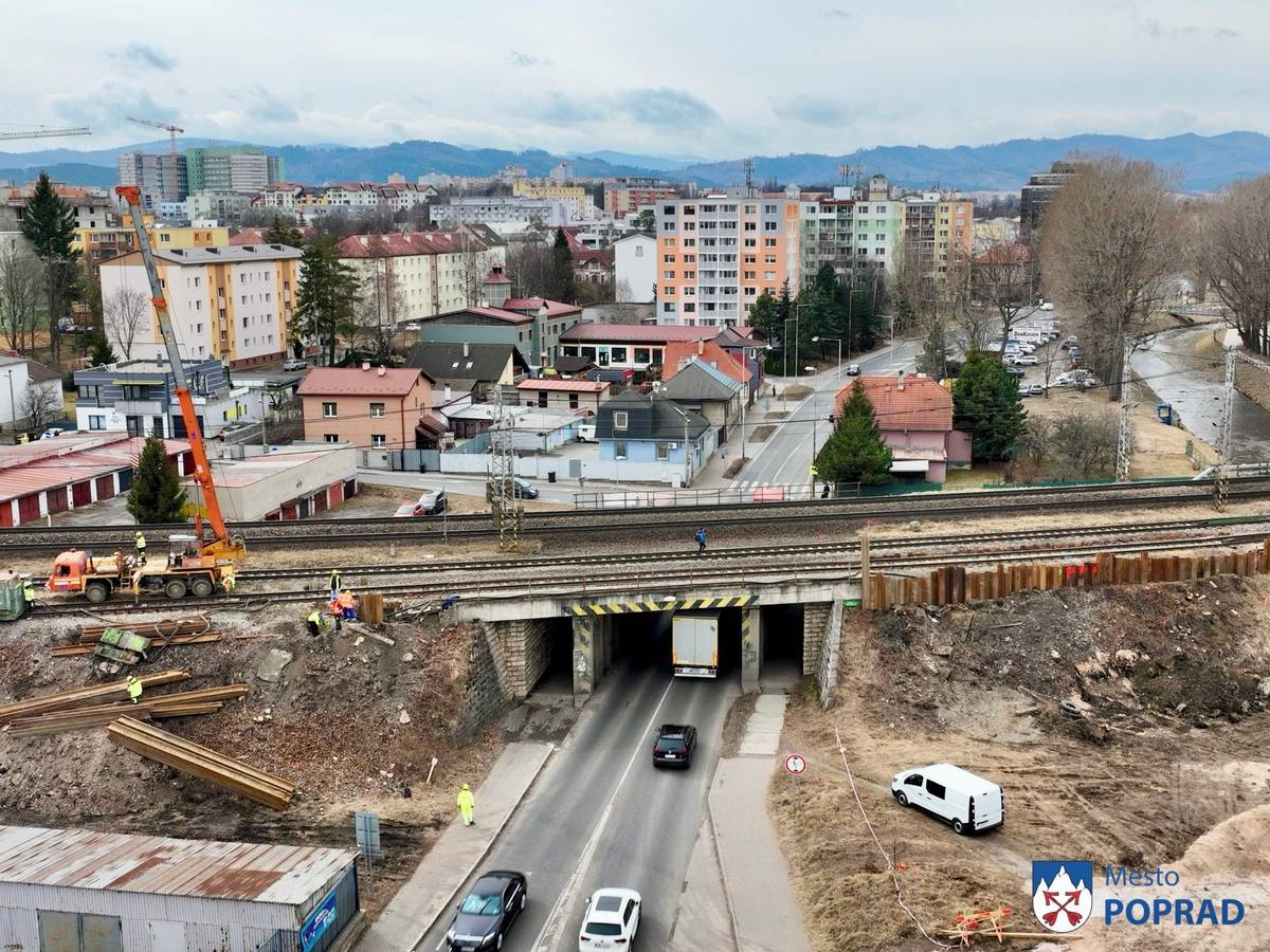 Dňa 31.3.2026 sa uskutočnilo dôležité rokovanie primátora Antona Danka so štátnym tajomníkom Ministerstva dopravy Igorom Chomom, námestníkom generálneho riaditeľa pre rozvoj a informatiku ŽSR Jozefom Veselkom, generálnym riaditeľom Slovenskej správy ciest Norbertom Polievkom, zhotoviteľom stavby modernizácie železníc Vladimírom Samekom a ďalšími kompetentnými odborníkmi a zamestnancami zainteresovanými do tohto projektu strategického významu.  Témou stretnutia bolo rozšírenie cesty I/66, ktoré je kľúčové pre plynulosť dopravy v meste Poprad. Okrem dokončenia modernizácie železničnej infraštruktúry je práve tento zámer v centre pozornosti primátora a vedenia mesta.  V súčasnosti blokuje realizáciu rozšírenia cesty už iba jeden vlastník pozemku. Mesto Poprad aktívne hľadá optimálne riešenie tejto situácie a robí v rámci svojich kompetencií a možností všetko pre to, aby tento problém bol čo najskôr vyriešený. O ďalšom vývoji vás budeme priebežne informovať.