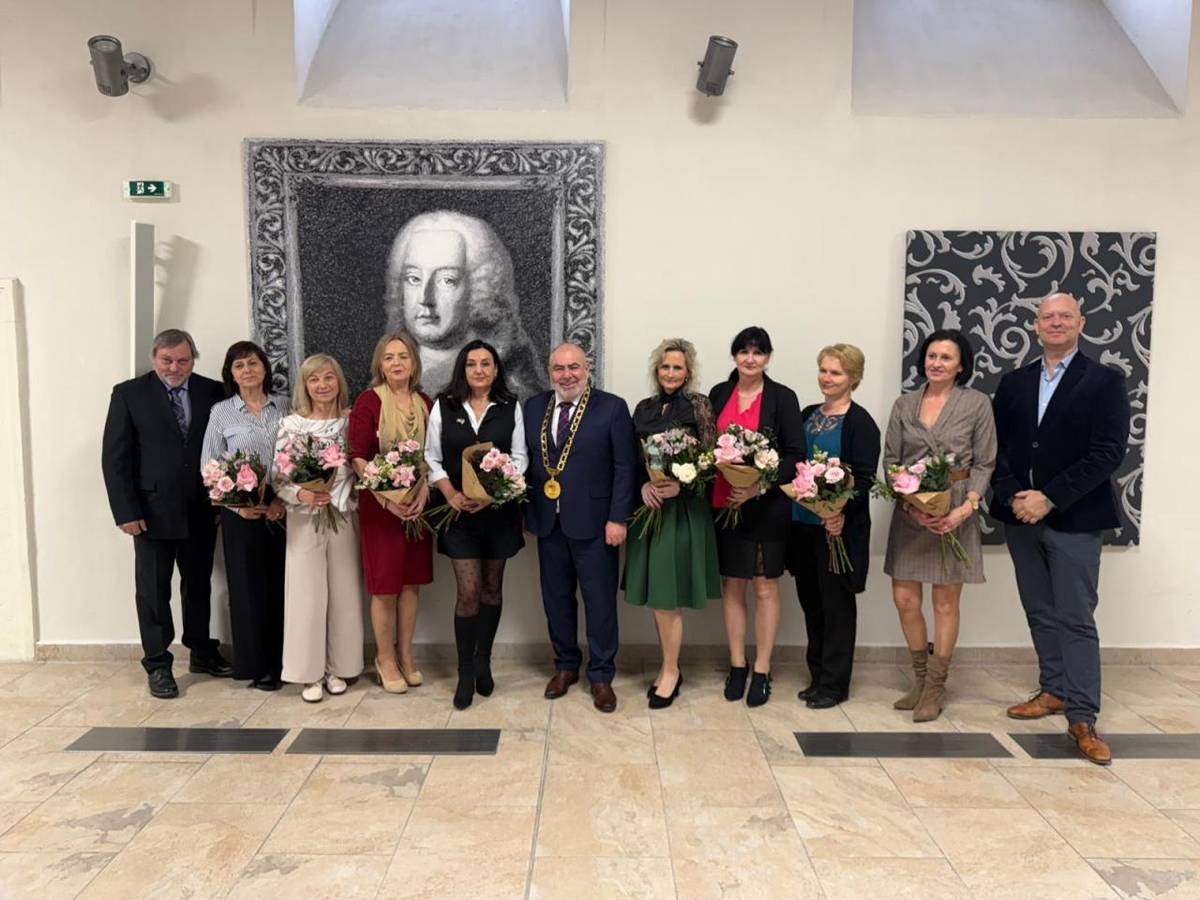 Stretnutie jubilantov v Tabačiarni pri príležitosti Dňa učiteľov  Pri príležitosti Dňa učiteľov sa v priestoroch Tabačiarne v Holíči uskutočnilo slávnostné stretnutie venované pedagógom, ktorí si v tomto roku pripomínajú svoje pracovné jubileá.