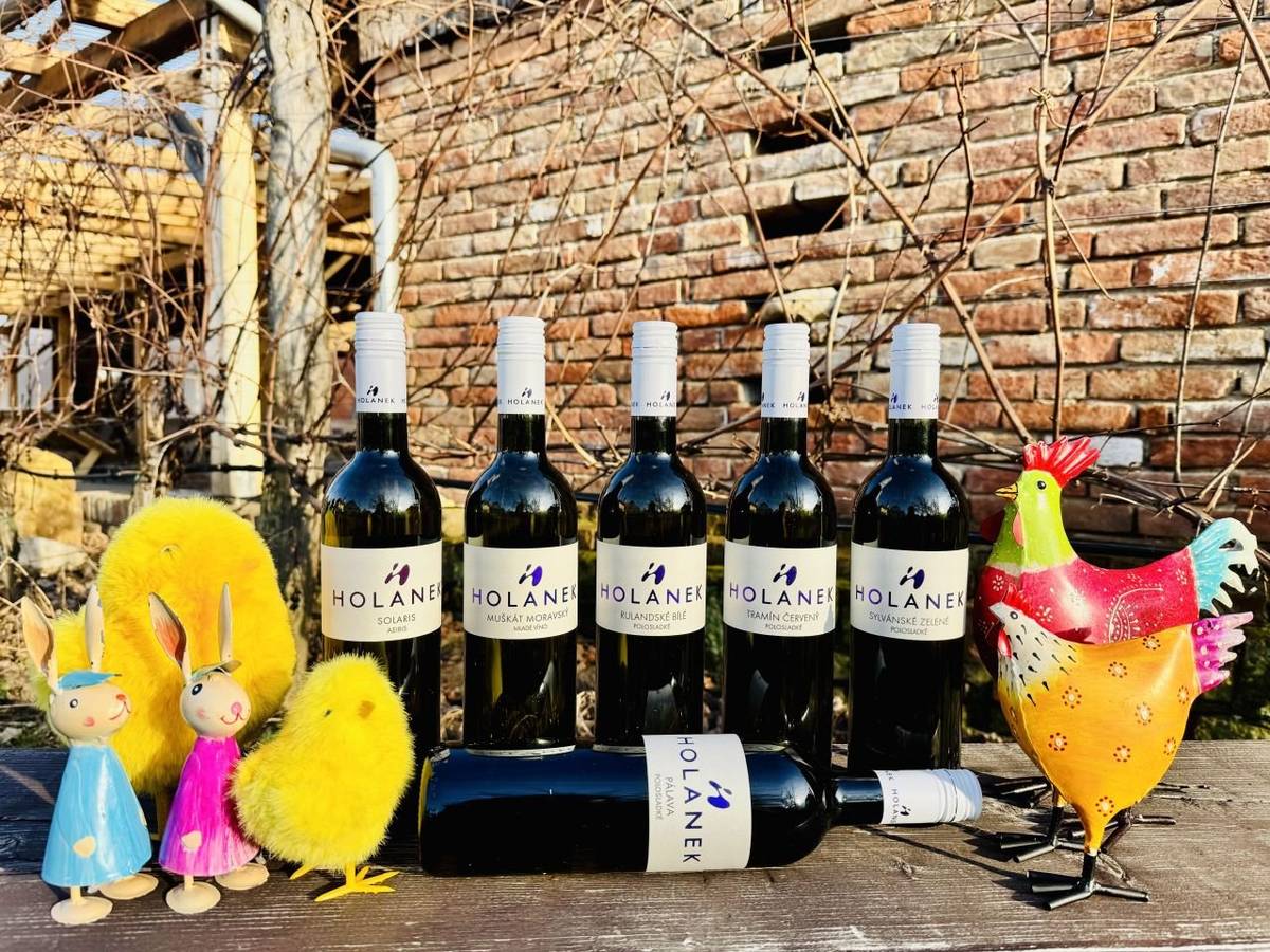Vinařství Holánek přijede v sobotu 4.4.2026 s pojízdnou vinotékou. Tento týden přiveze vinařství Holánek v akci Velikonoční kartony, sušší za 860 Kč, sladší za 885 Kč, dále v akci polosladkou Pálavu za 180 Kč, polosuchý Muškát moravský za 100 Kč, vína sudová 80 - 90 Kč/litr, vína lahvová výběr z hroznů, pozdní sběr 150 - 250 Kč. Vinotéka bude stát od 19:00 do 19:20 před prodejnou.