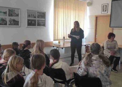 NOC S ANDERSENEM V pátek 27.3.2026 obnovila naše nová knihovnice Petra Tomášková celorepublikovou akci “Noc s Andersenem”. Zahájení bylo ve čtyři hodiny, u vchodu děti obdržely startovní kartičku. Paní knihovnice připravila pro děti 3 úkoly, za které obdržely tři razítka a pak sladkou odměnu. 1. úkolem bylo najít v knihovně pohádku, kterou natočilo Disney studio a přečíst kousek pohádky. 2. úkolem bylo ve výtvarné dílně vybarvit omalovánky. 3. úkol byl kvíz, děti chodily po budově úřadu, kde byly rozmístěné karty s povídáním o Disney. Po splnění úkolů se děti rozdělily do dvou skupin a dívaly se na Disney pohádky. Samozřejmě jako ve správném kině dostaly popcorn a malé občerstvení. Celkem přišlo 22 dětí.